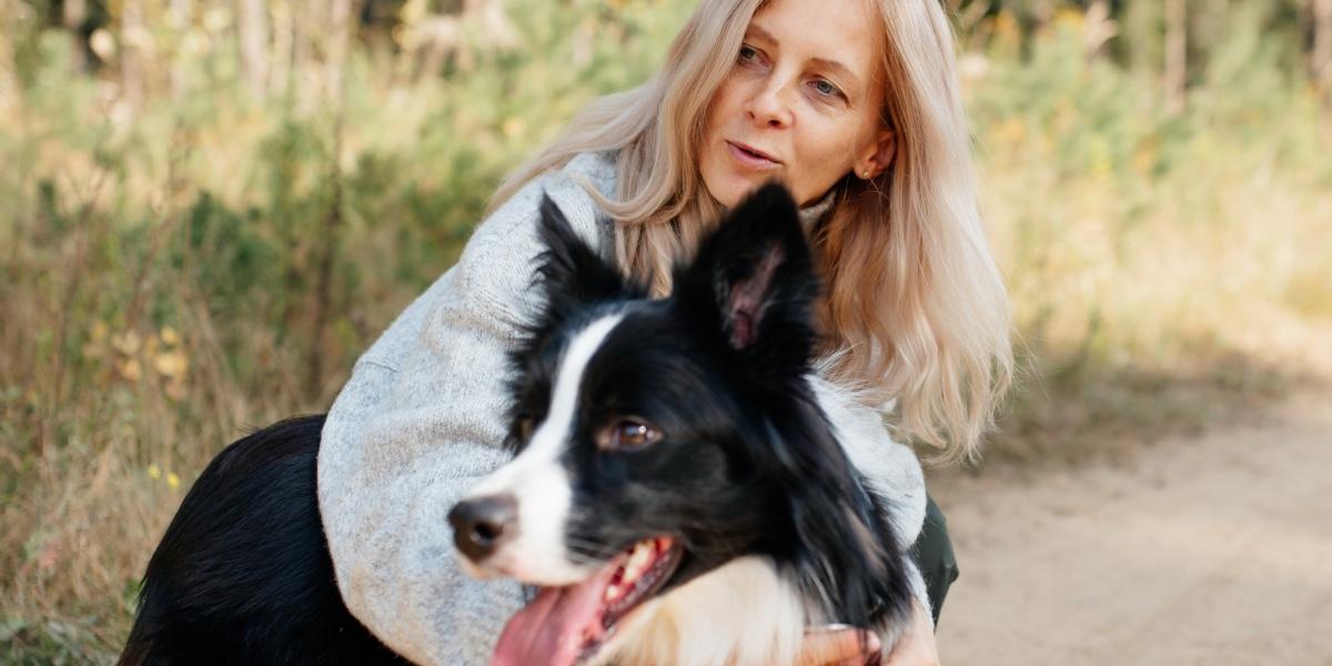Kvinde gav sønnens hund til hans ekskone: Nu hyldes hun på nettet