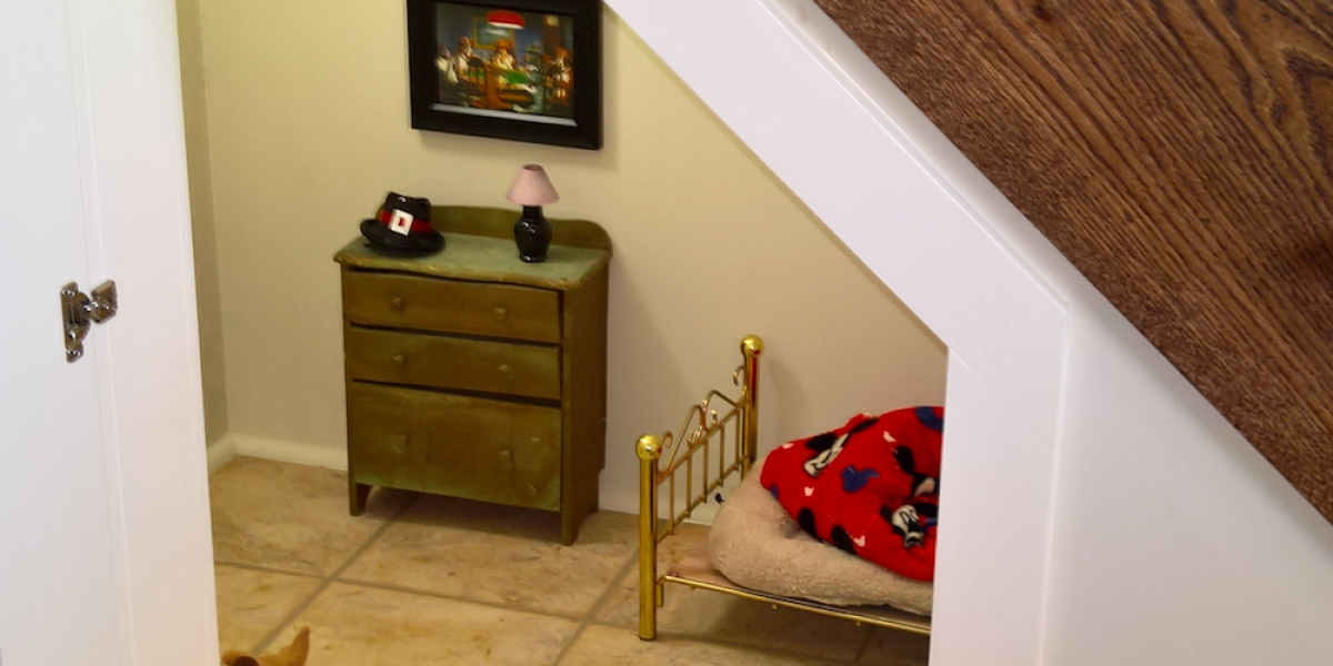 Det ligner et almindeligt soveværelse, men vent til kameraet zoomer ind