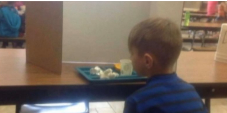 Skole tvinger 6-årig dreng til at spise alene: Bedstefar raser over årsagen