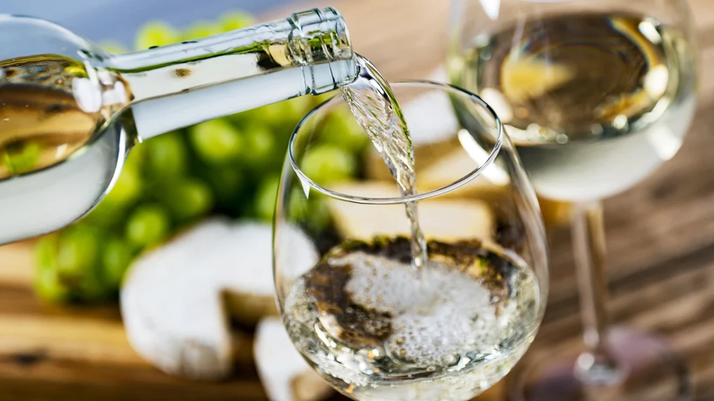 Fantastisk trick: Sådan nedkøler du vin på få minutter uden et køleskab
