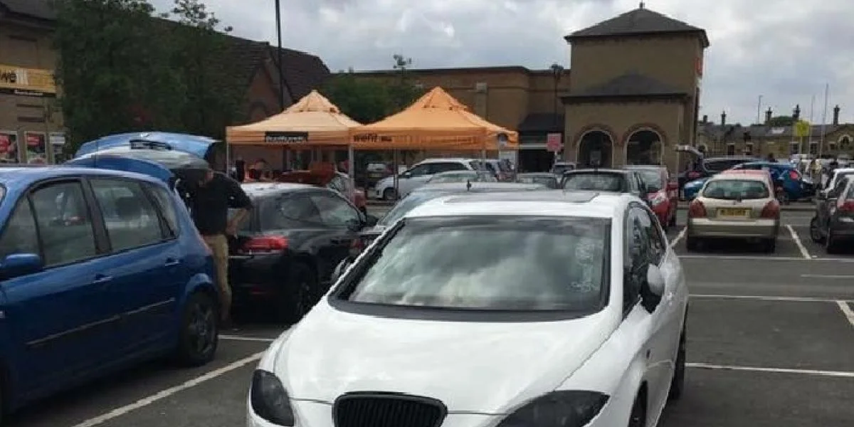 Internettet griner af verdens værste parkering: Nu forsvarer bilens ejer sig