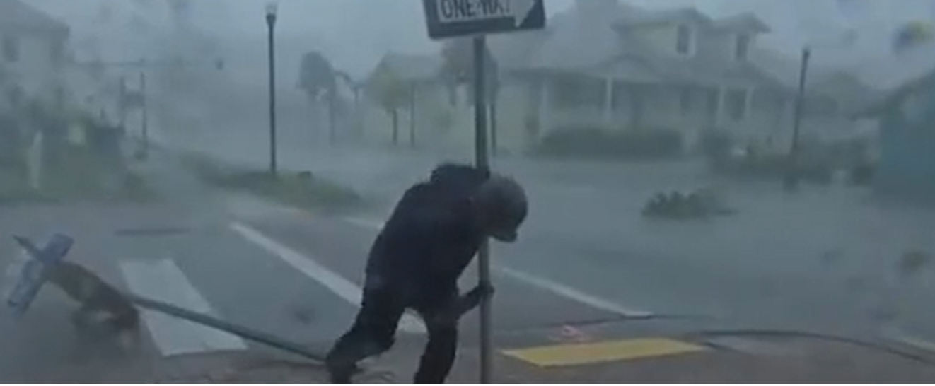 Skræmmende klip: Meteorolog kæmper for ikke at blive taget af orkanen Ian