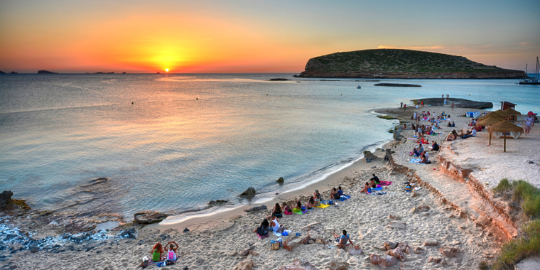 19-årig turist blev bidt på Ibiza: Nu skal han have amputeret 2 fingre