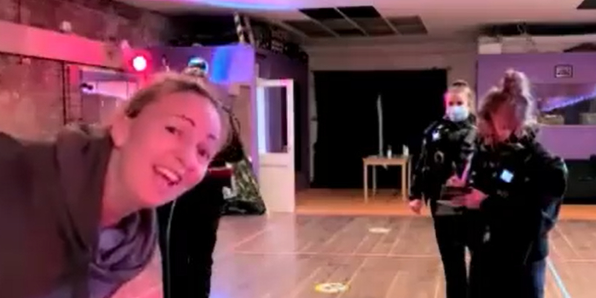 Politiet ville stoppe Louises ’kæmpe fest’: Gjorde i stedet en hyggelig opdagelse