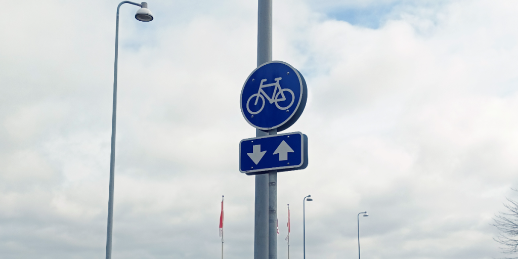 Færre skilte og mere sikkerhed: Her ændres reglerne for både cyklister og knallertkørere