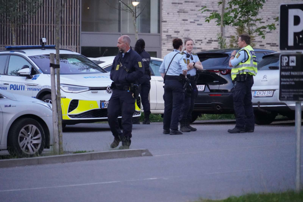 21-årig i voldsom sigtelse: Kørte med betjents arm fastklemt i bilruden