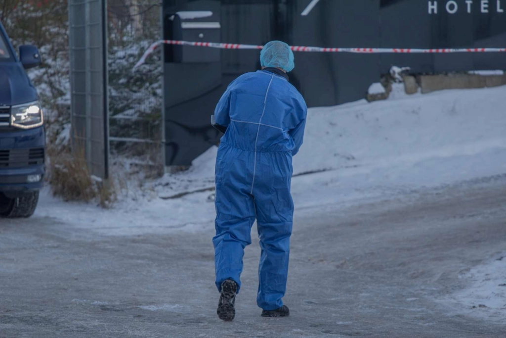 Lørdag blev mand fundet død på hotelværelse: Nu er én person anholdt