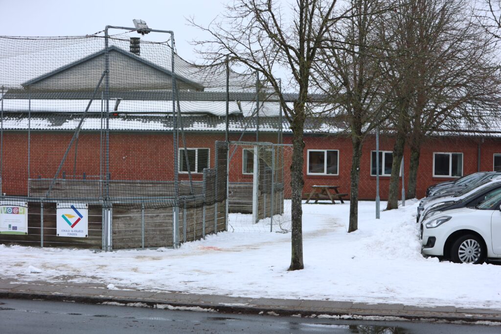 Uhyggelig ulykke ved skole: Fragtet til sygehuset med helikopter