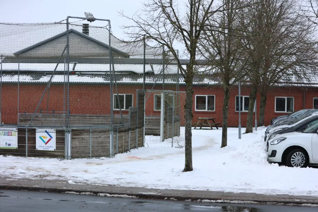 Uhyggelig ulykke ved skole: Fragtet til sygehuset med helikopter