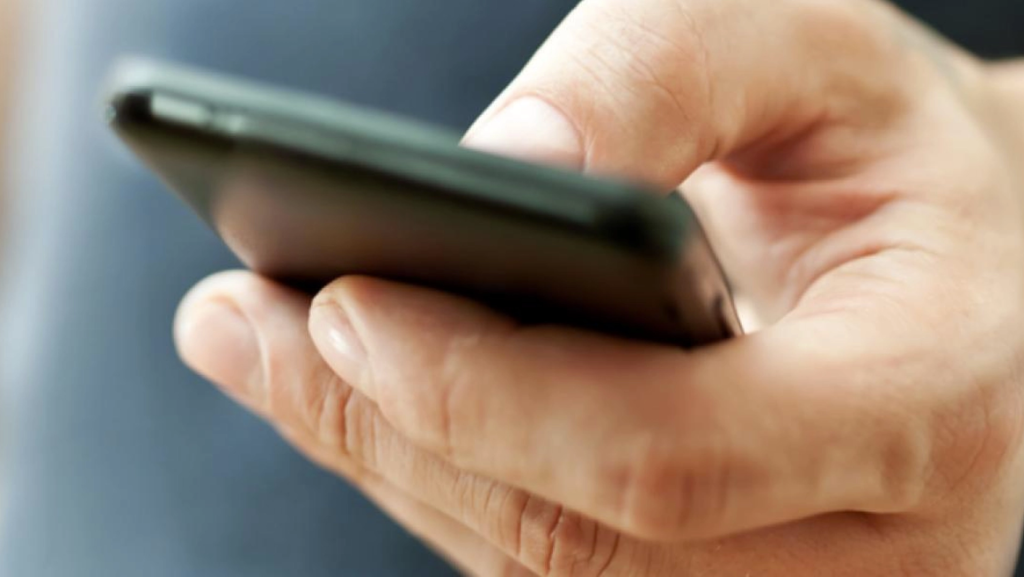Søn sender humoristisk besked til sin far og beder om penge: Nu griner hele internettet af faderens svar