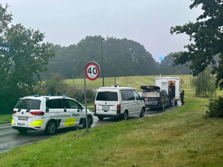 Politiet massivt til stede ved uforklarlig tragedie: 21-årig afgået ved døden