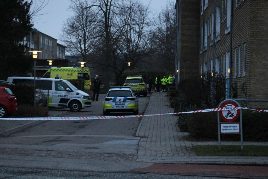 Politiet var mandag massivt til stede i dansk by efter dødsfald: Nu deler de bekymrende nyt