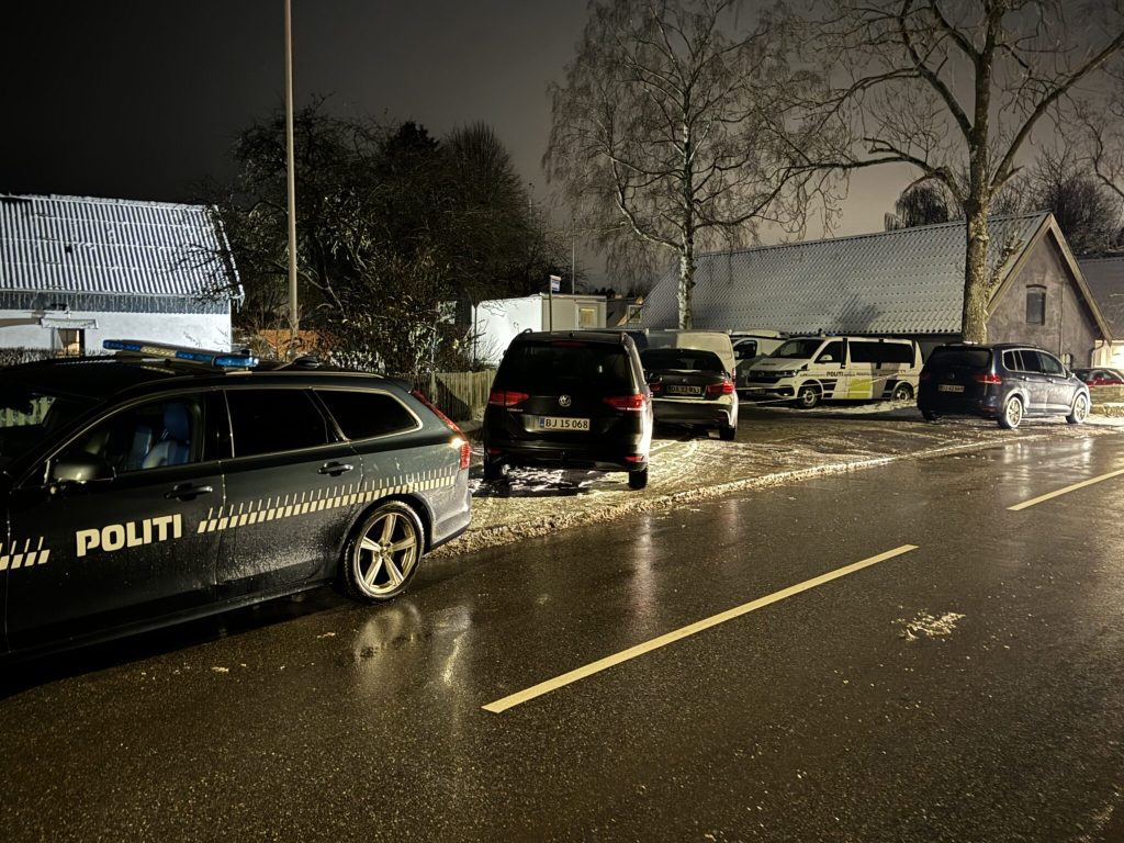 Uhyggelig episode natten til torsdag i dansk by: Stor politiaktion fører til mystisk dødsfald i hus