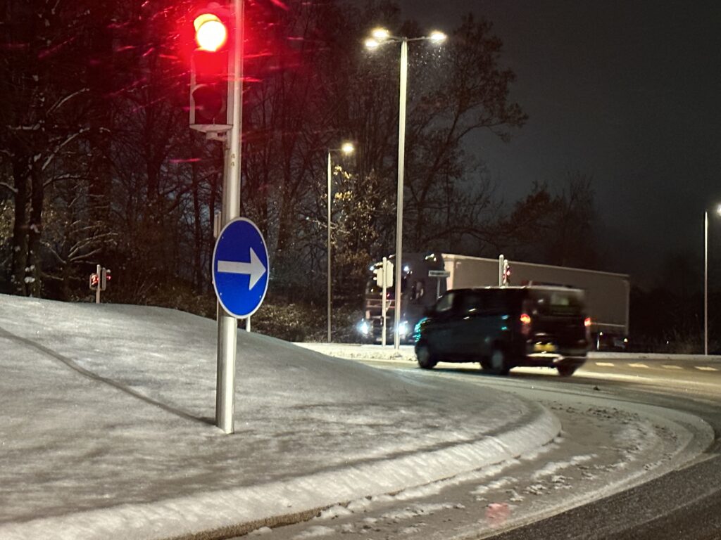 Køreeksperten Tim afslører trick kun få danskere benytter sig af: Kan redde dit liv på isglatte veje