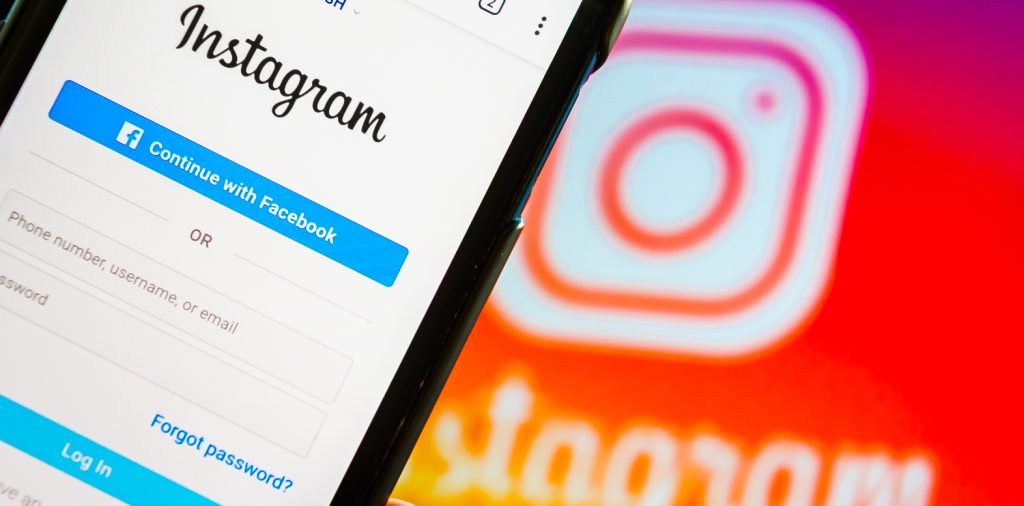 Ung influencers Instagram går amok: Lufter formerne under åben himmel