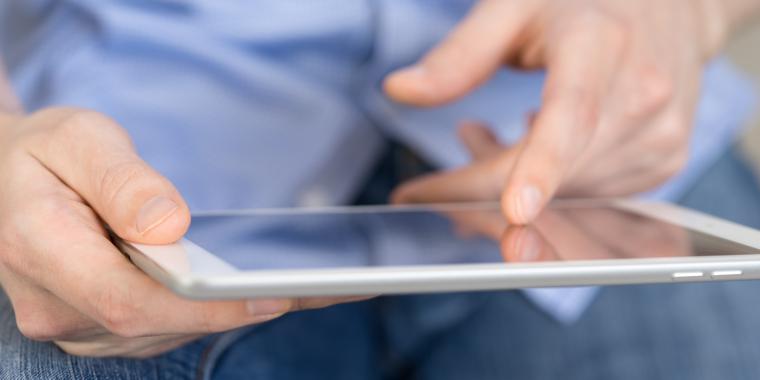 Mand opdager sin kones utroskab på sønnens iPad – Så tager han den mest udspekulerede hævn