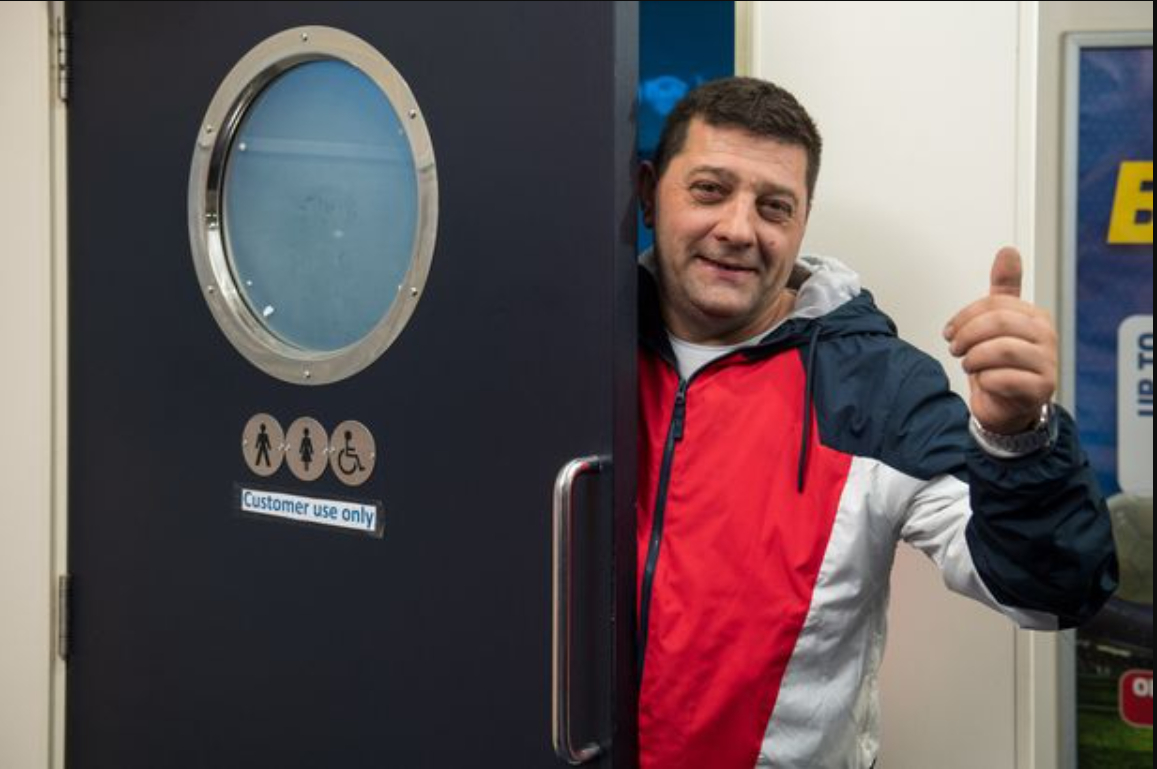Far til to sad på toilettet: Kiggede ned og fik sig et kæmpe chok