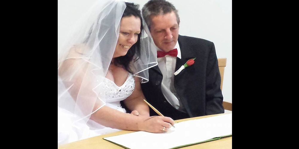 47-årige Jane tjekkede sin nye ægtemands telefon: Ringede straks til politiet