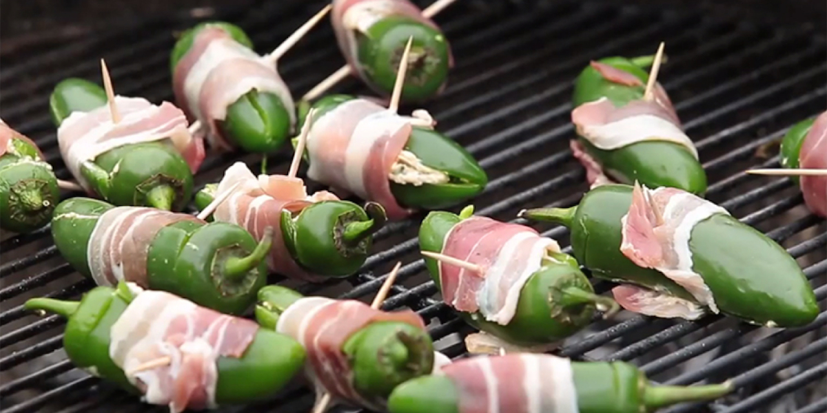 Han propper jalapenos med fyld og ruller bacon omkring – Dette trick SKAL du prøve til sommer