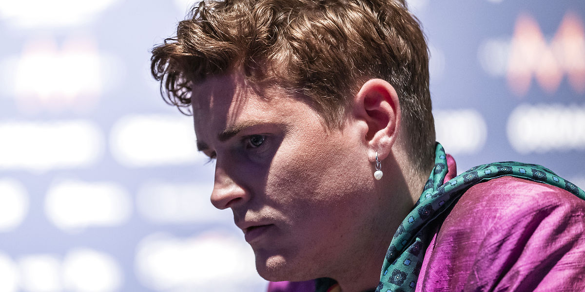 Jesper Groth viser kæresten frem