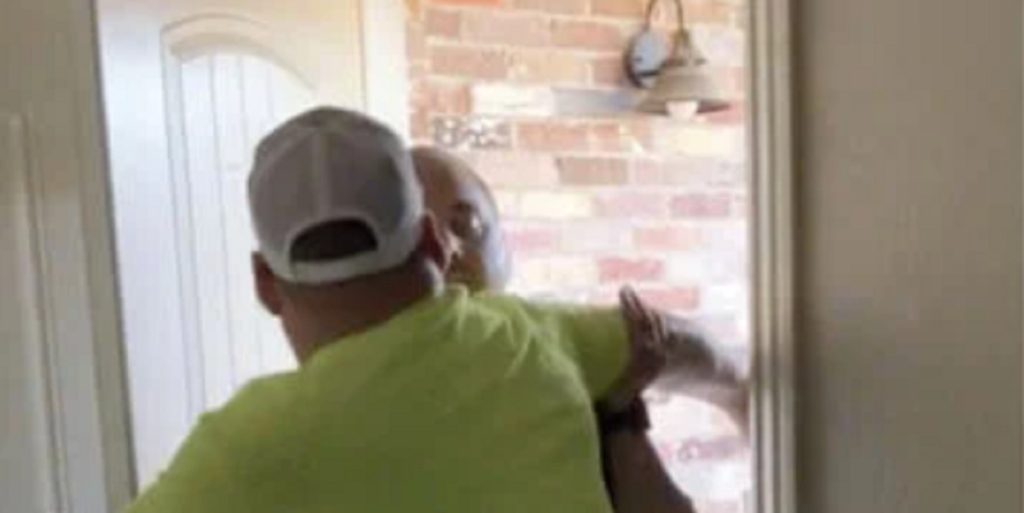 Far bliver brutalt anholdt af 4 betjente: Årsagen får faren til at bryde ud i latter