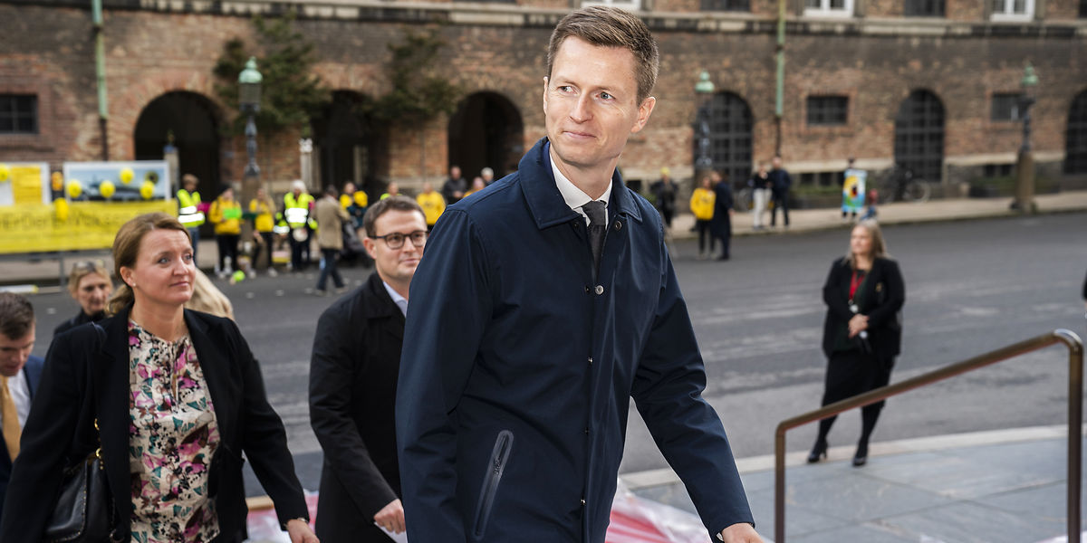 Dansk komiker i ophedet debat med Jesper Petersen