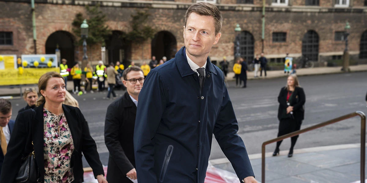 Dansk komiker i ophedet debat med Jesper Petersen