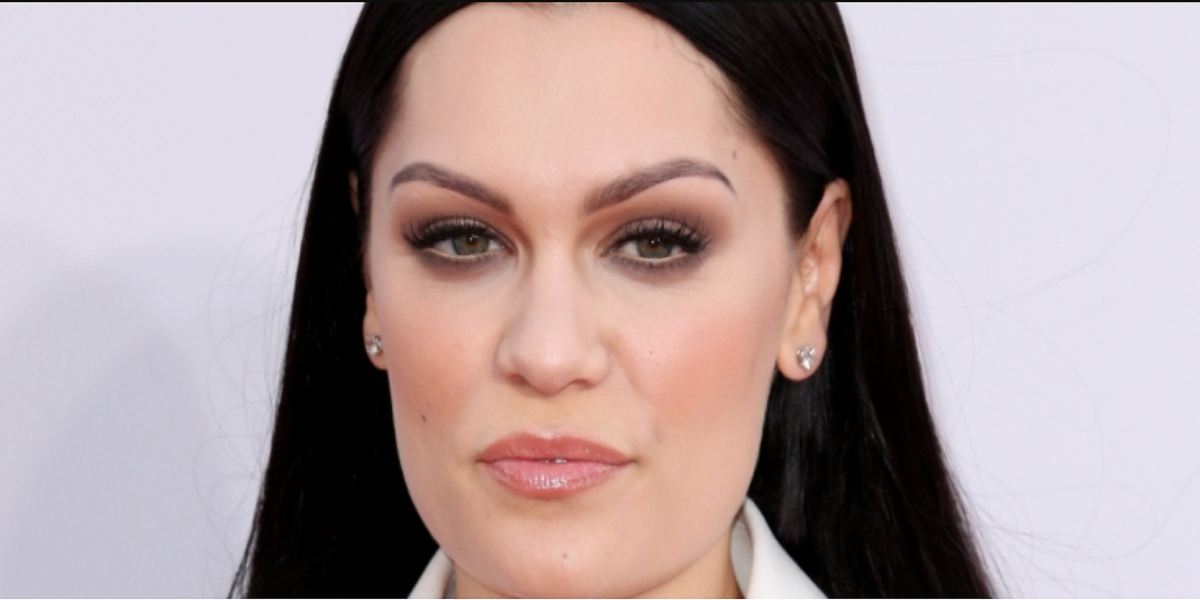 Sangerinden Jessie J smider alt tøjet: Meget lidt overlades til fantasien