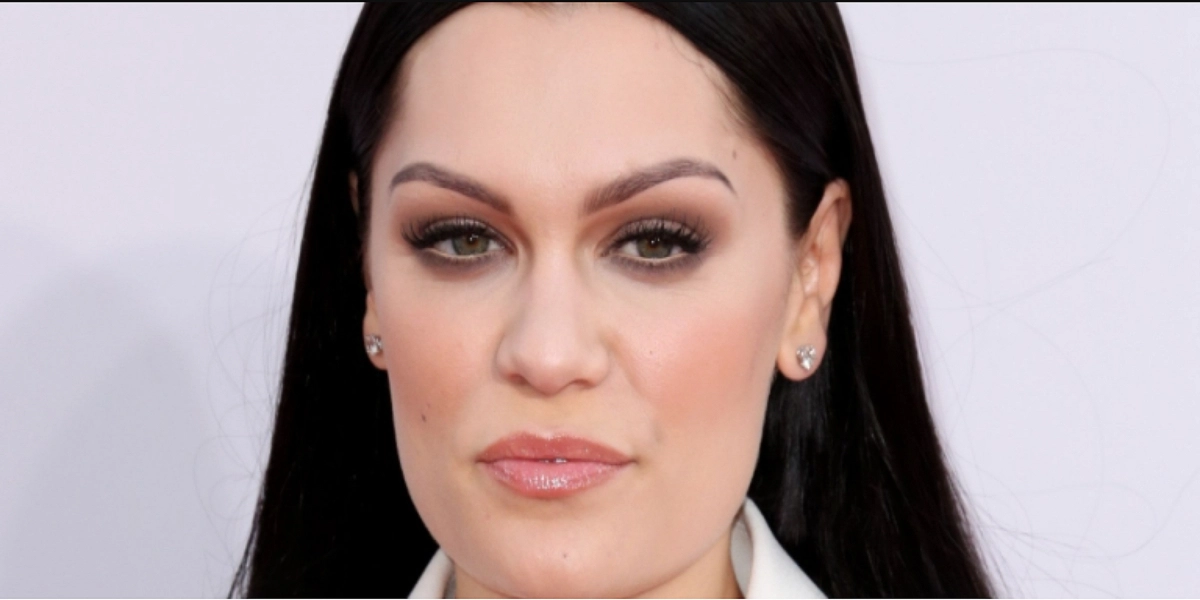 Den britiske sangerinde Jessie J deler stor nyhed og letpåklædte billeder