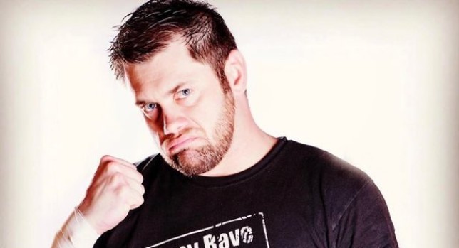 Wrestler mister begge ben og dør