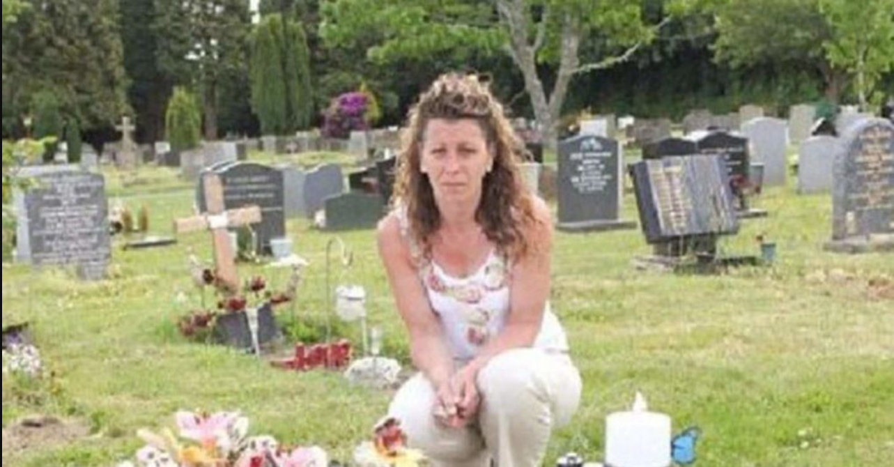 Den 4-årige drengs gravsten blev fjernet uden varsel: “Jeg er ked af det, ingen fortalte mig noget”