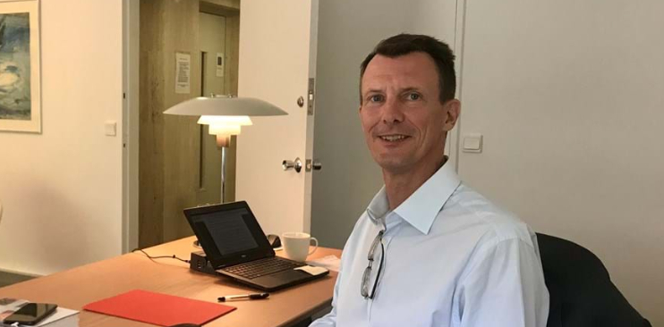 Midt under interview: Forbipasserende kvinde får prins Joachim til at bryde ud i gråd