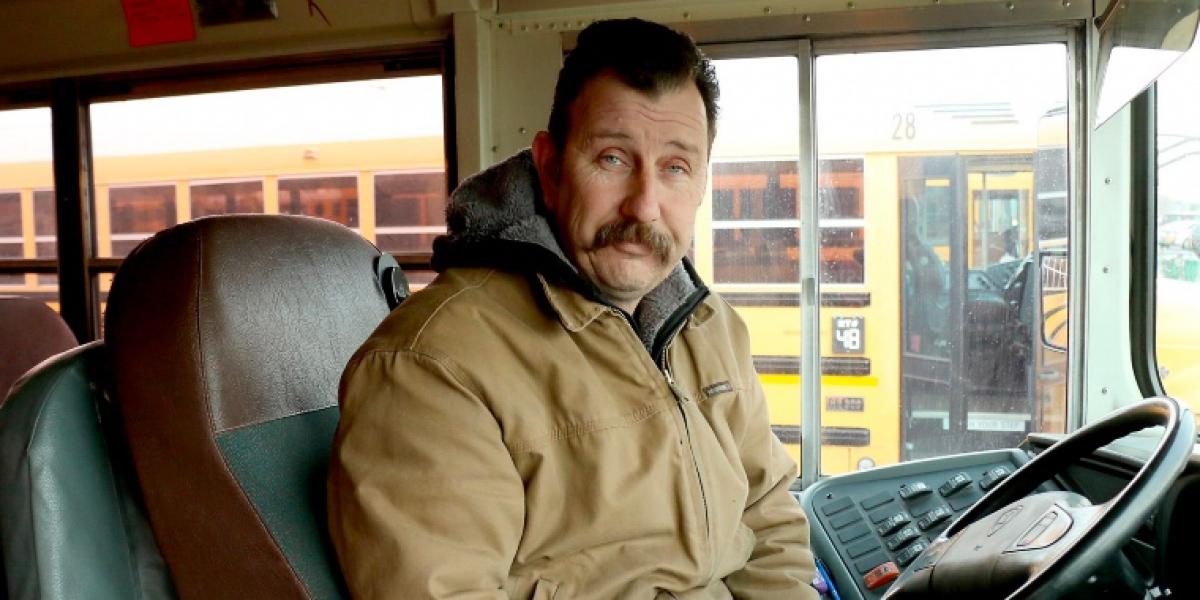 Buschaufføren John reagerede straks da grædende dreng steg på bussen