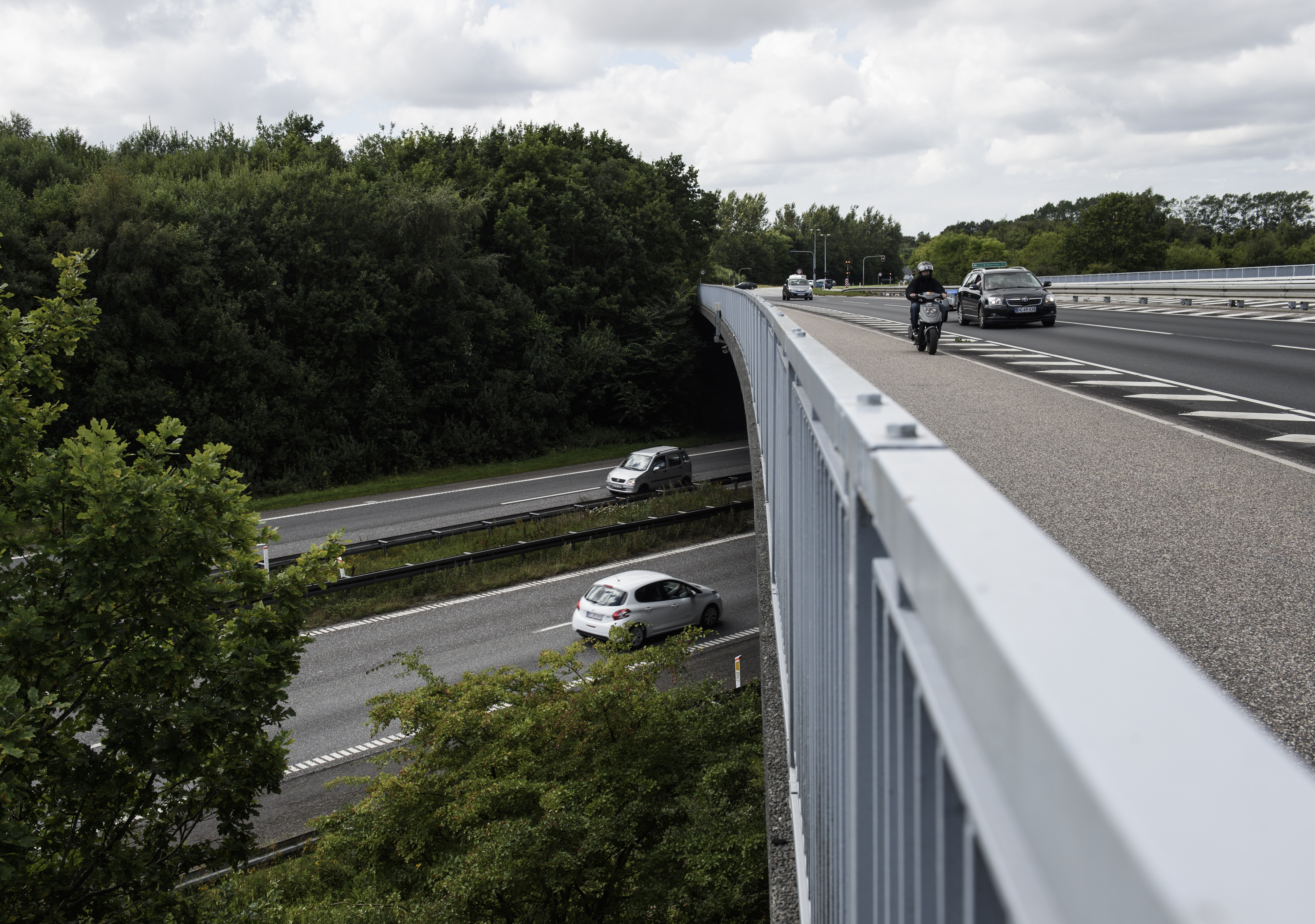 Åh nej – nu igen! Bilist ramt af stenkast fra motorvejsbro