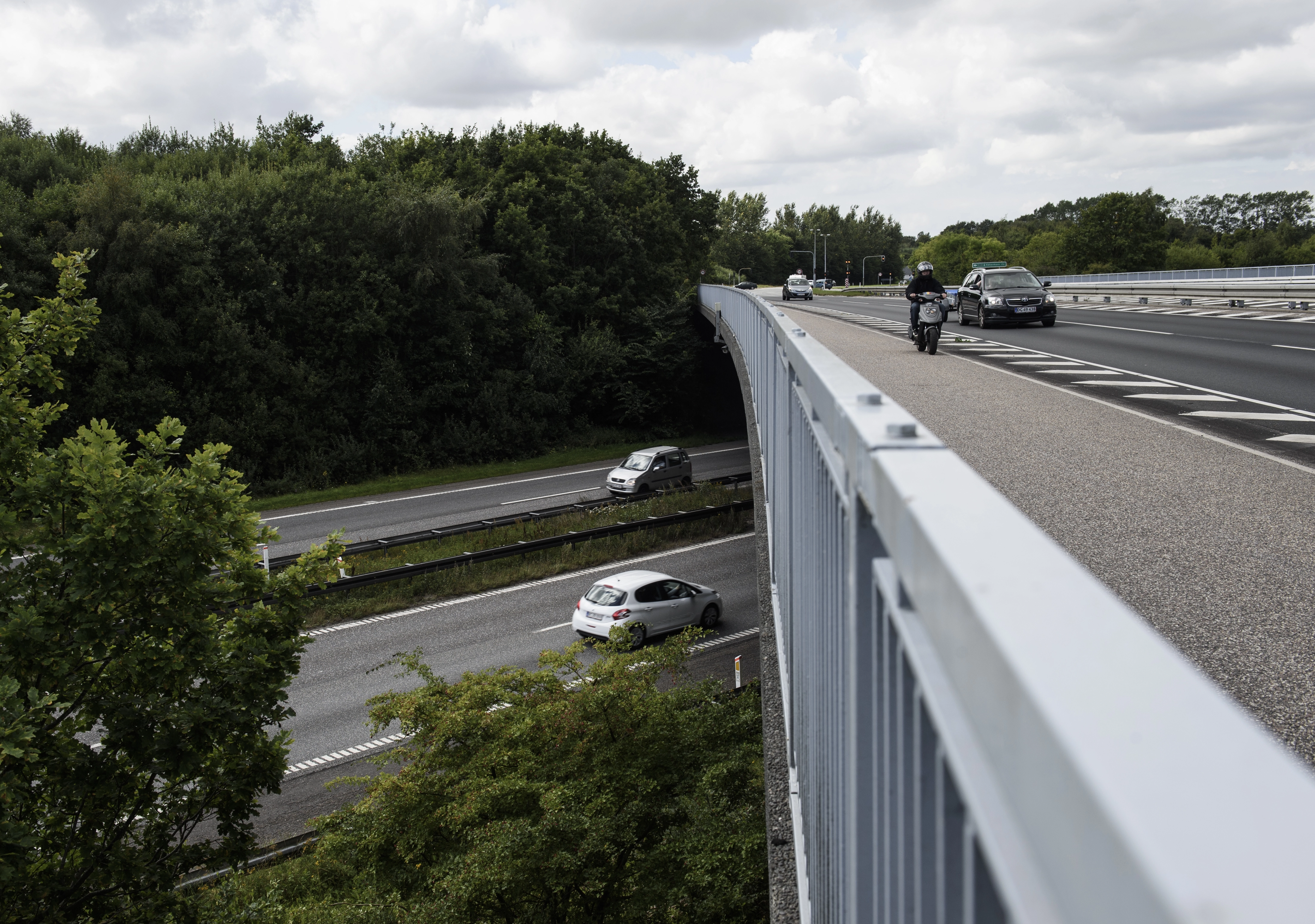 Åh nej – nu igen! Bilist ramt af stenkast fra motorvejsbro