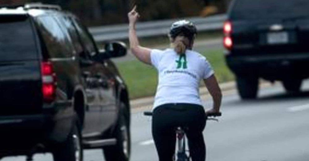 Mistede sit job efter hun gav Trump fingeren: Nu får hun det sidste grin