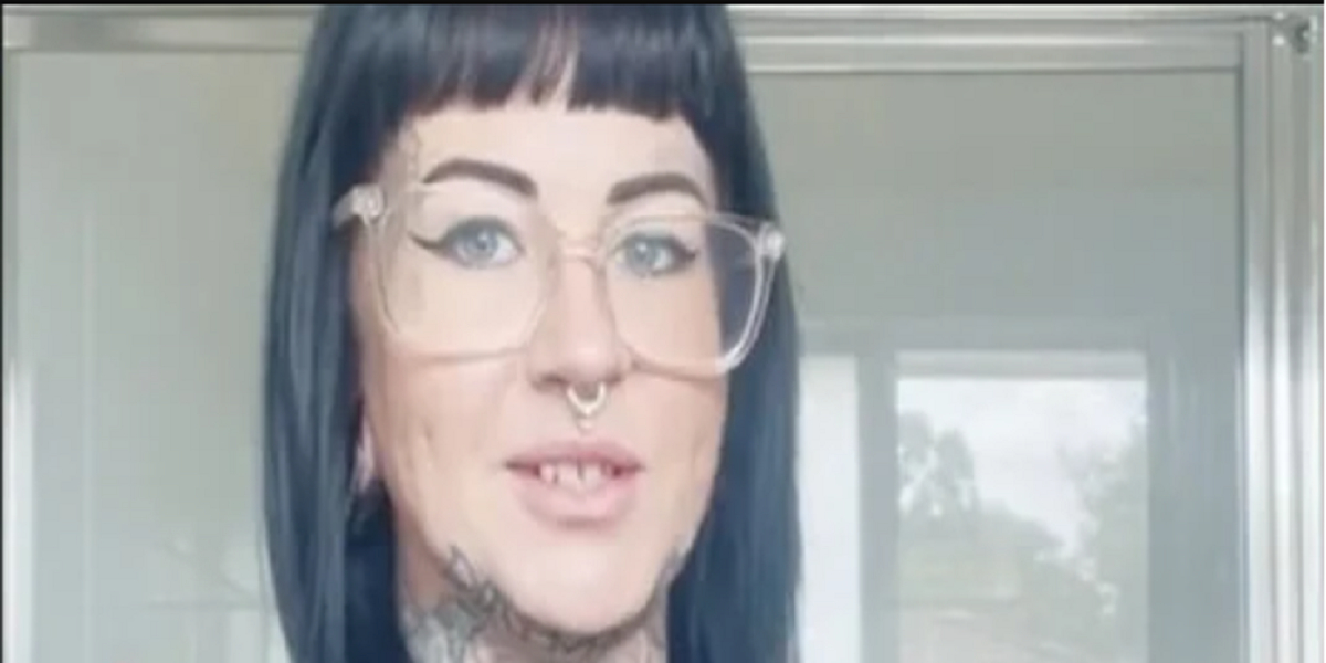 Julia forfærdet over lugt fra sit badeværelset: Da hun skiller bruseren ad, er hun ved at kaste op