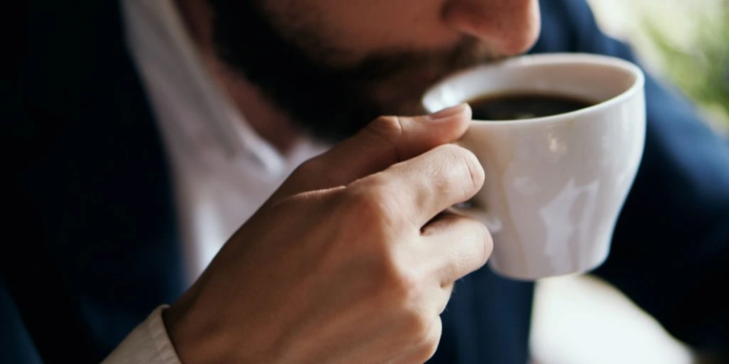 Overraskende undersøgelse: Derfor bør du aldrig drikke kaffe inden du handler