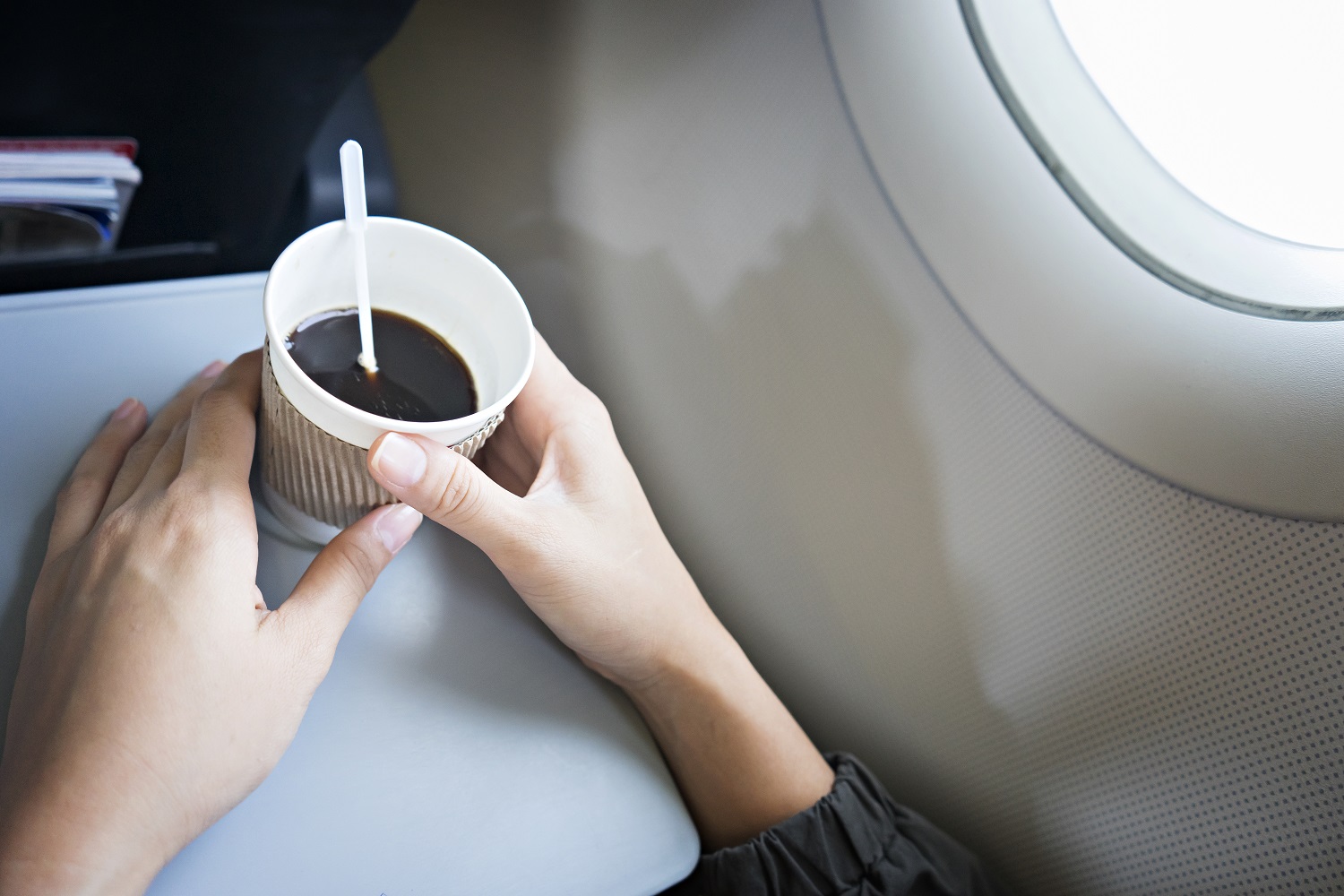 Nye studier: Lad være med at drikke kaffe på flyet
