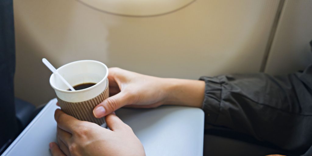Tidligere stewardesse advarer: Derfor skal du holde dig fra kaffe og te på flyet