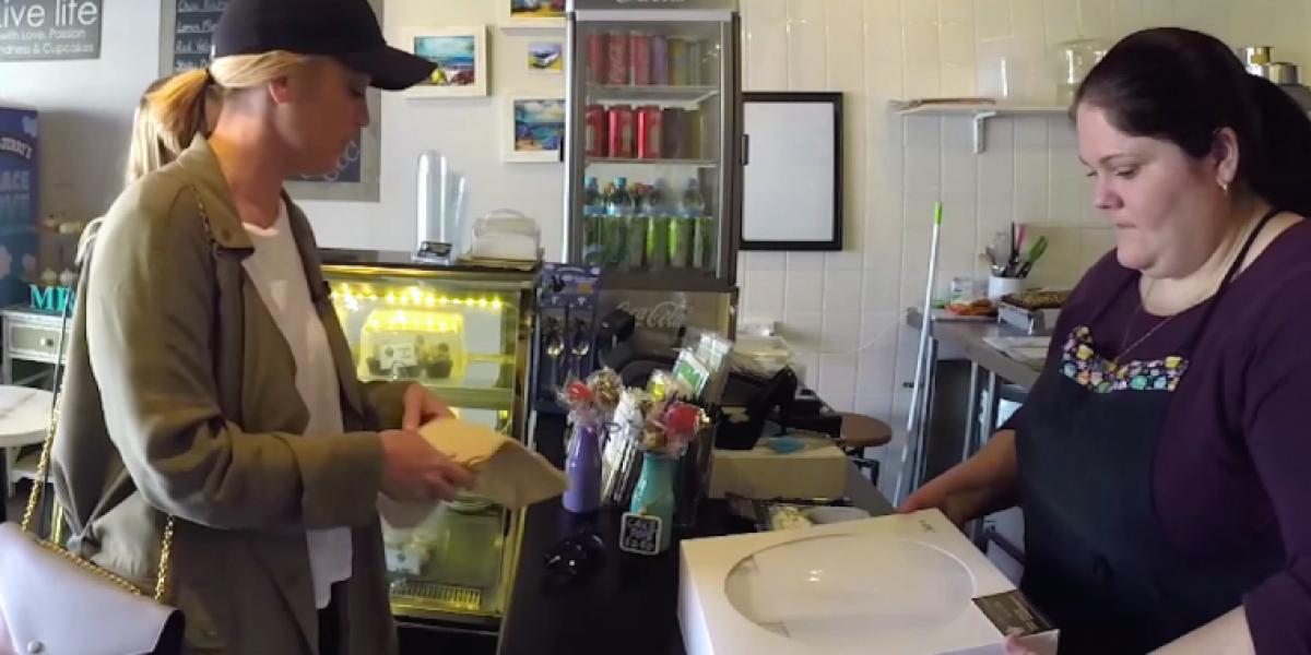 Kunde vil returnere tørre kager – da ejeren åbner kassen, er hun rørt til tårer