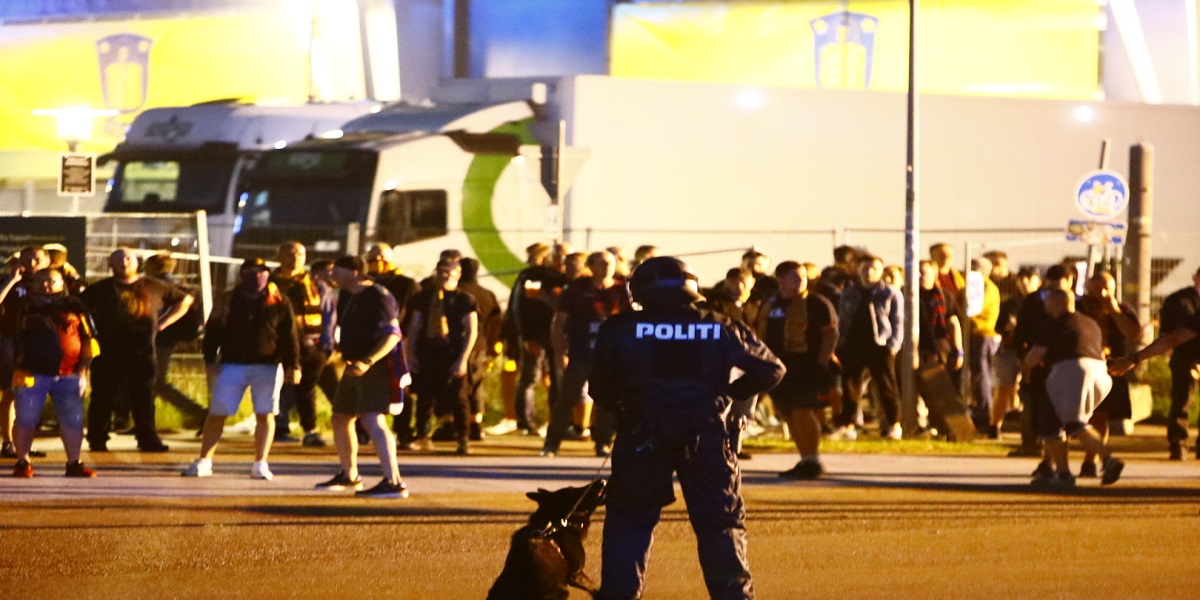 To betjente såret efter fodboldkamp