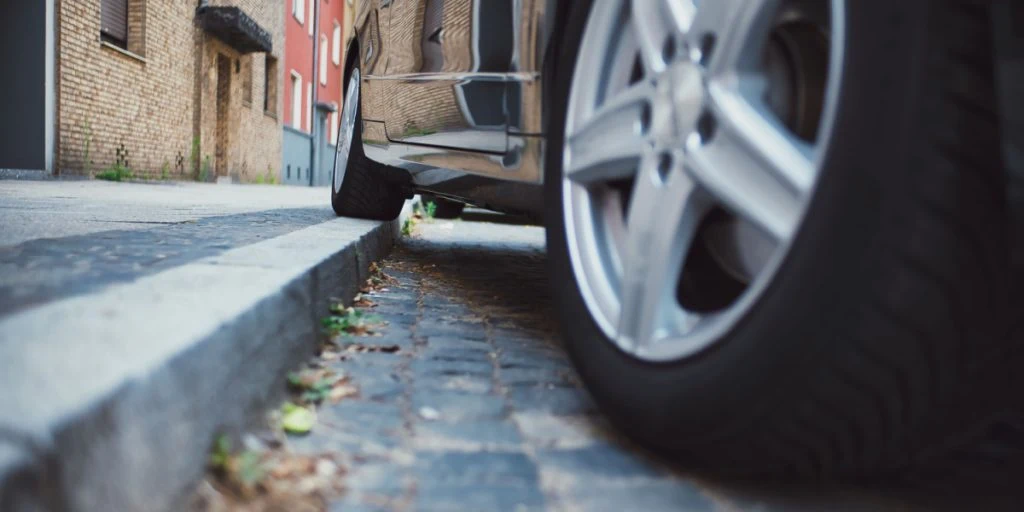 Hvor langt må man holde fra kantstenen, når man parkerer? Svaret vil nok overraske dig