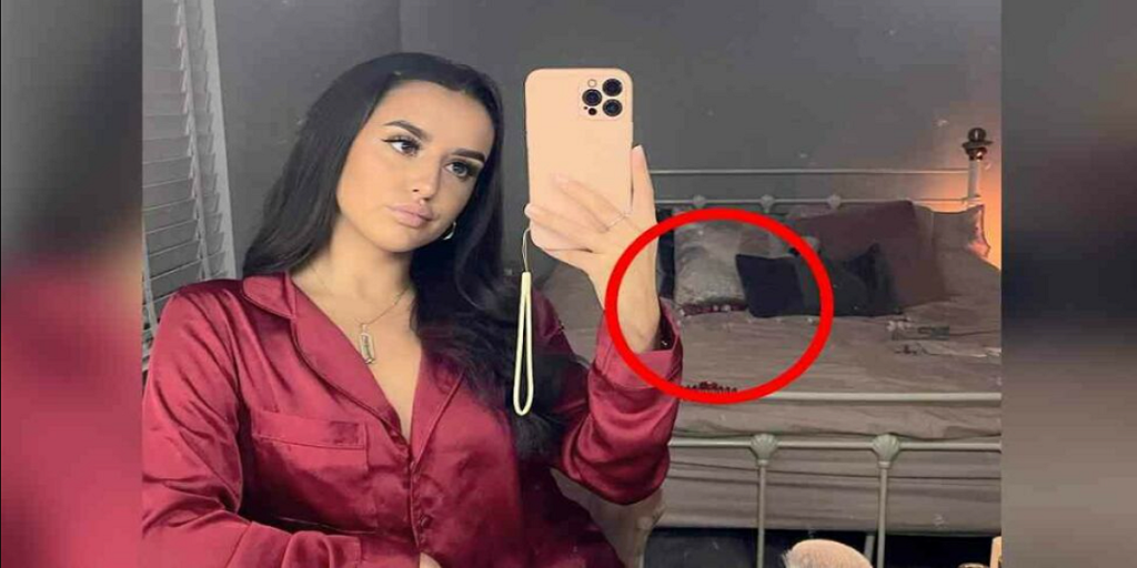 Katie tog et selfie: Da hun får en besked næste dag, indser hun sin kæmpe brøler