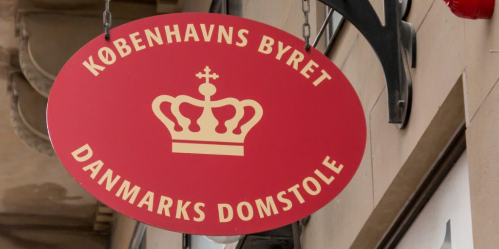 79-årig bedstemor opbevarede stort kontantbeløb bag køkkenskab: Nu er hun idømt fængselsstraf