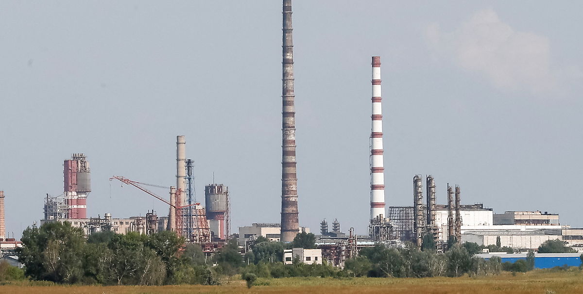 Stort udslip fra kemikaliefabrik: Bliv inden døre!