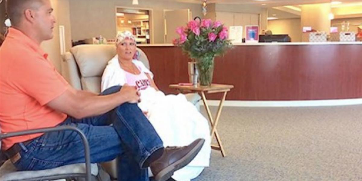 Mand tager med til konens sidste kemobehandling: Får et chok, da hun kommer ud af lokalet