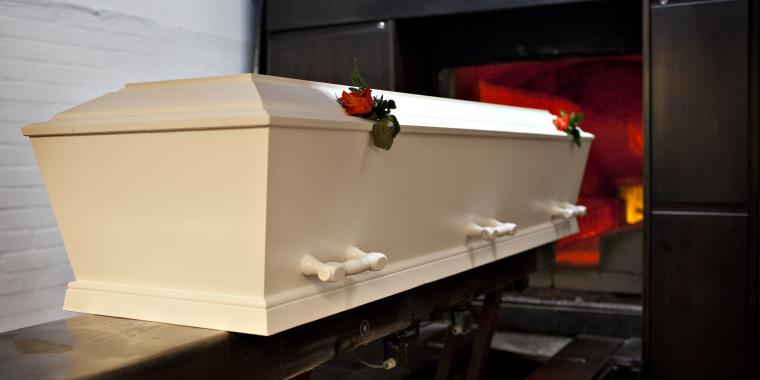 Læge erklærer ældre mand død af naturlige årsager: Kort tid efter, opdager bedemand chokerende fejl