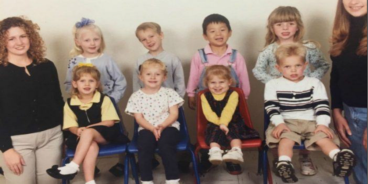 Ægtepar kigger på gammelt klassefoto: Da de kigger på billedet får de et kæmpe chok