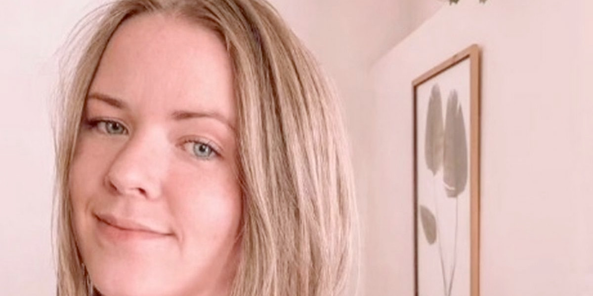 Kvinde var grædefærdig efter frisørbesøg inden bryllup: Nu viser hun resultatet